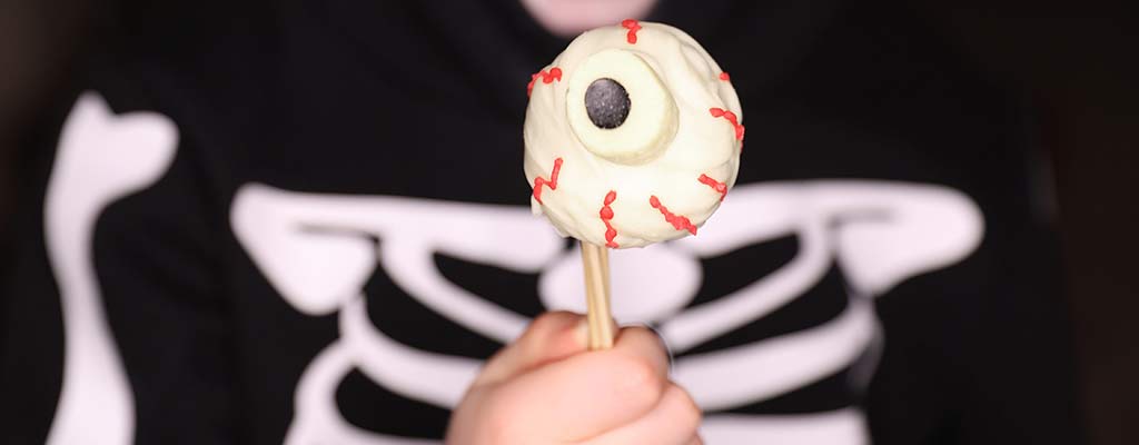 Kakepops med øyne – skummelt godt på halloween!