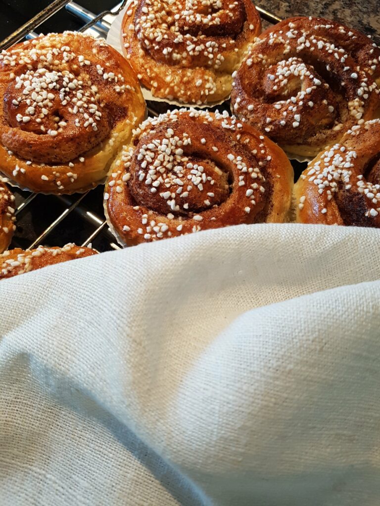 Knåda degen med Elvita köksmaskin så jäser den bättre och blir till godare kanelbullar