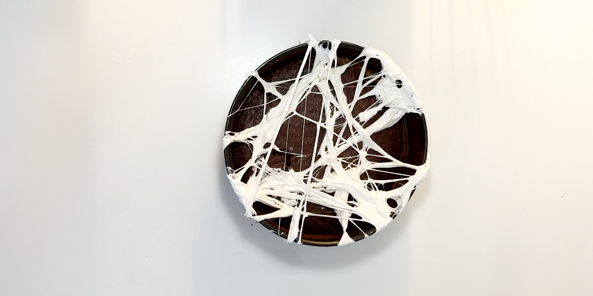 Kladdkaka med spindelnät av marshmallows till halloween.