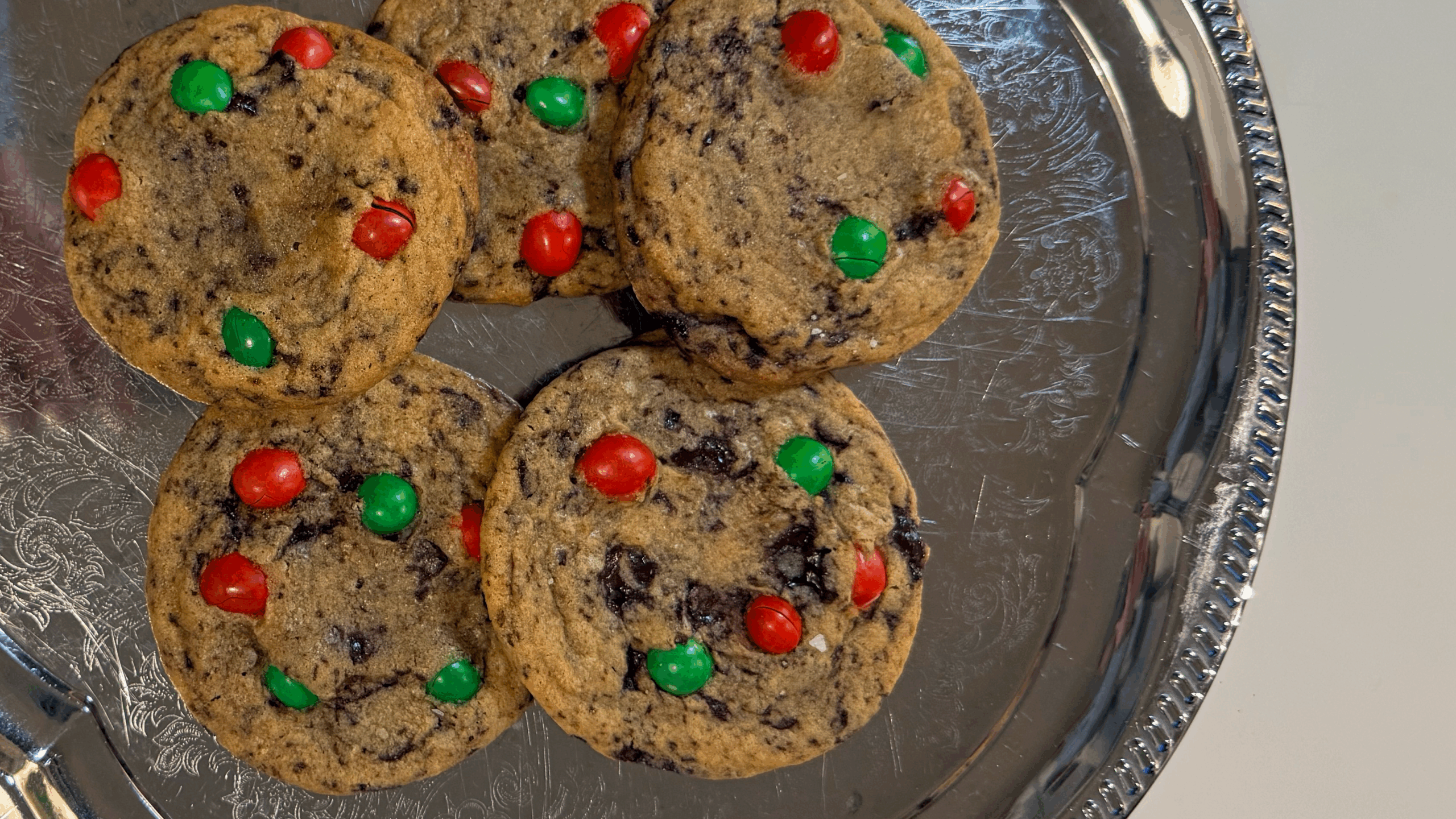 Juliga chocolate chip cookies med röda och gröna chokladgodisar på.